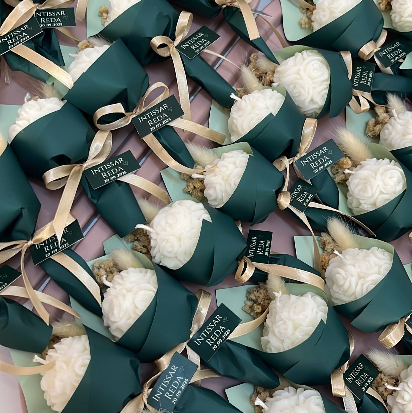 Élégant bouquet fleuri accompagné d’une bougie parfumée