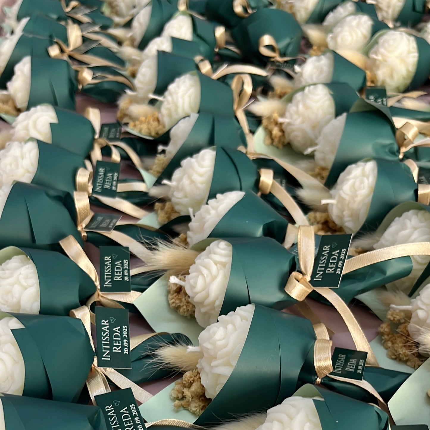 Élégant bouquet fleuri accompagné d’une bougie parfumée