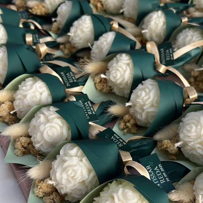 Élégant bouquet fleuri accompagné d’une bougie parfumée