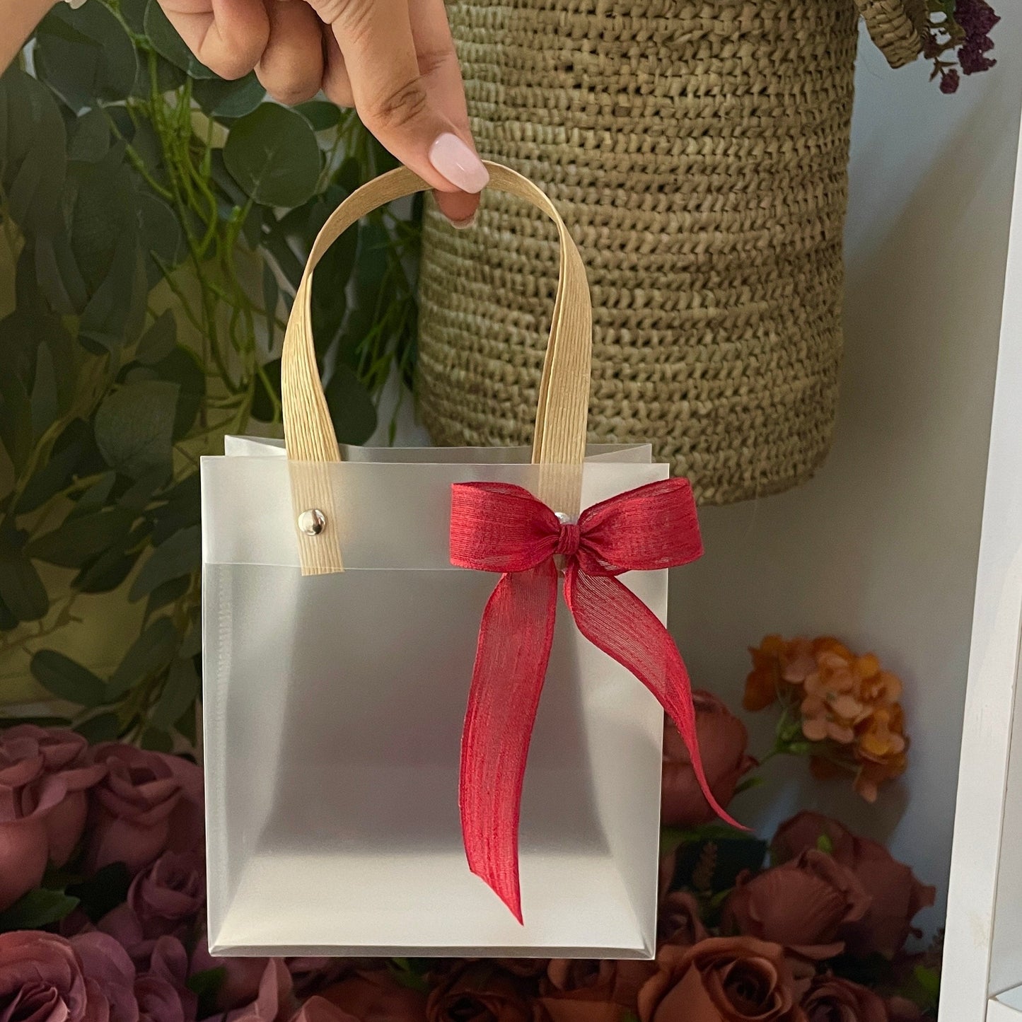 Sac-cadeau rigide effet givré avec anses naturelles et nœud blanc