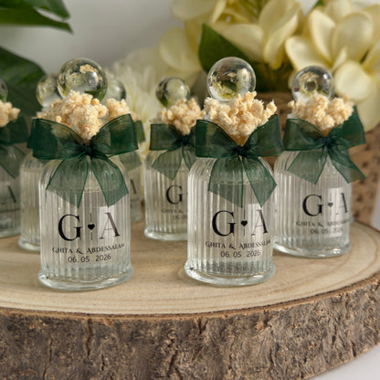 bouteilles de Cologne en verre conçues avec des fleurs naturelles séchées