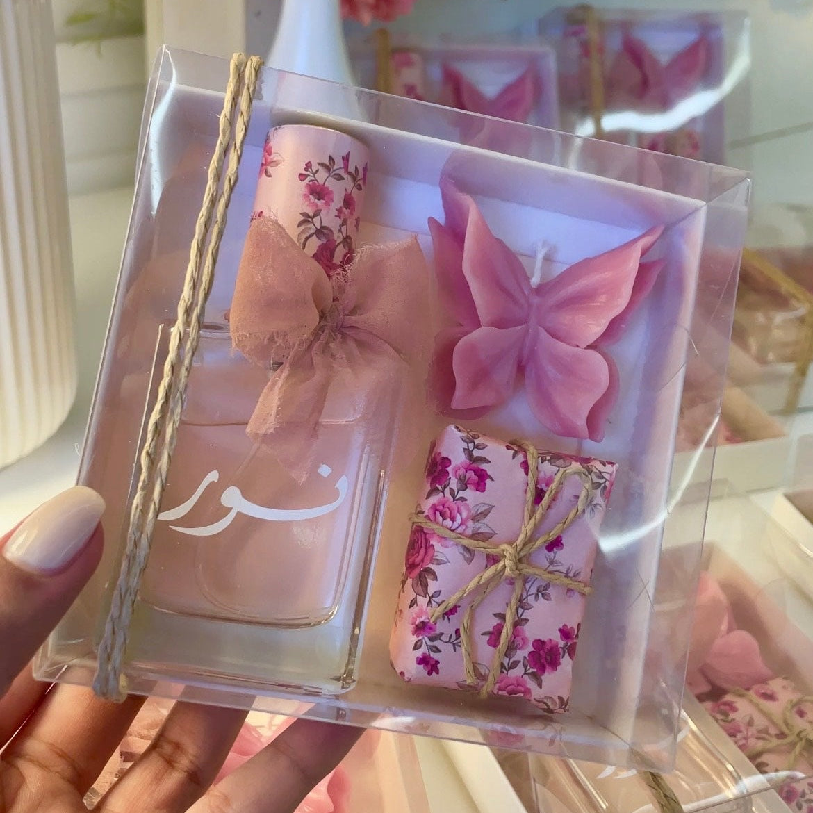 Un papillon, une fragrance, une touche sucrée…