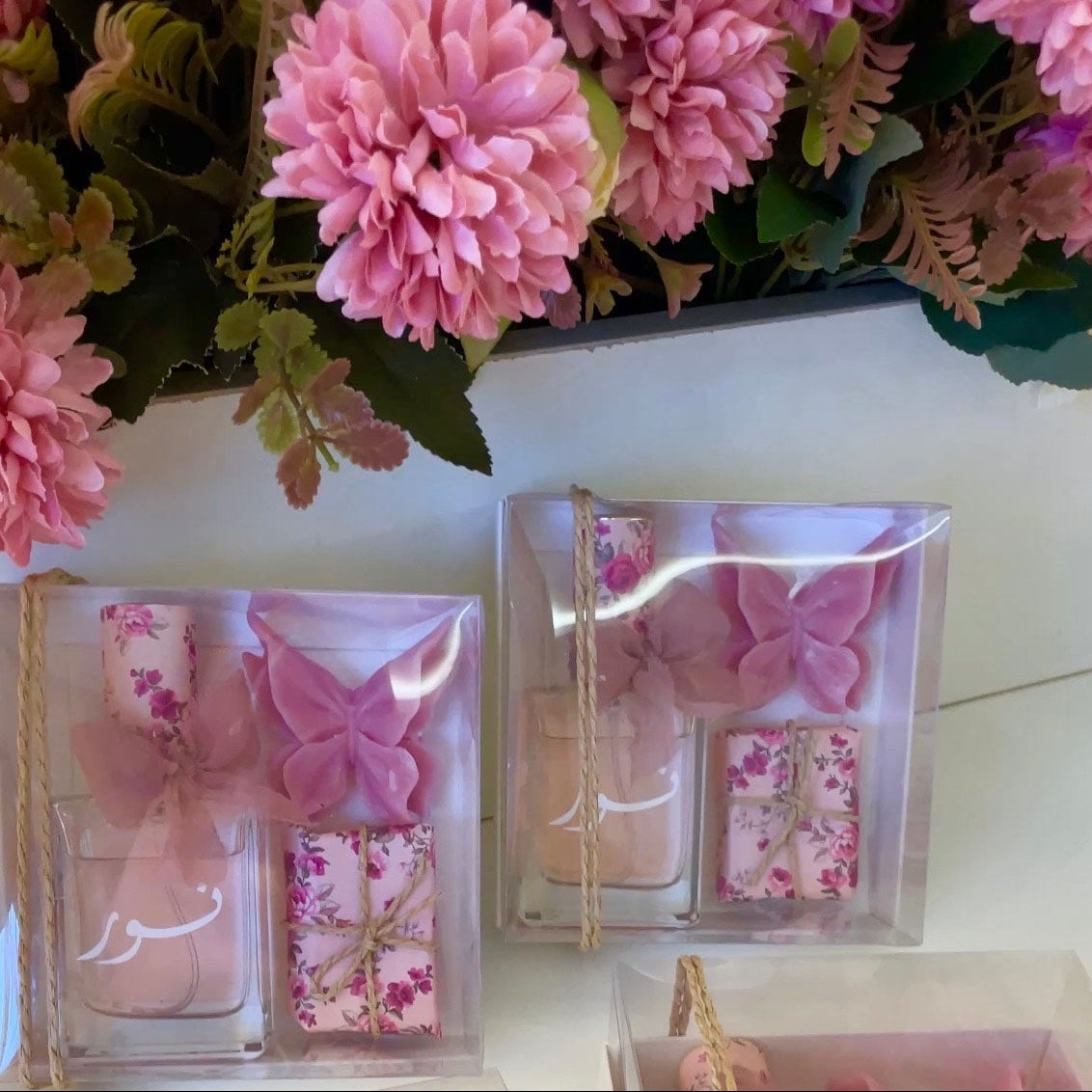 Un papillon, une fragrance, une touche sucrée…