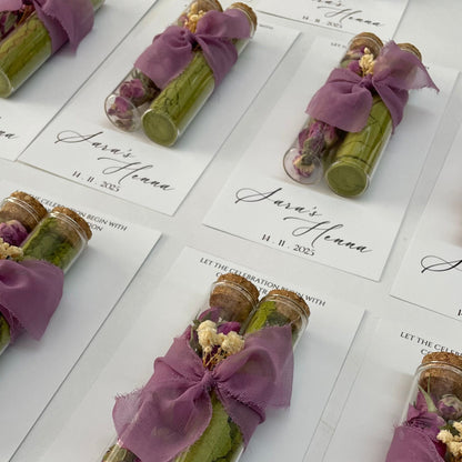 Duo flacon de henné & fleurs séchées, présenté sur une carte personnalisée