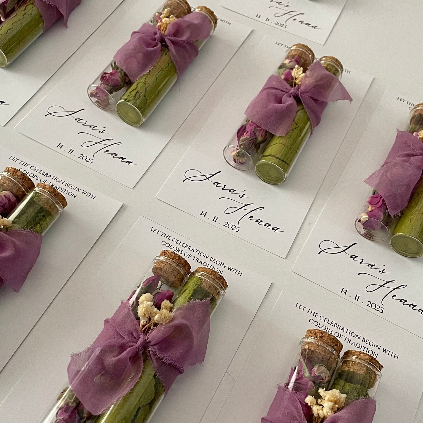 Duo flacon de henné & fleurs séchées, présenté sur une carte personnalisée