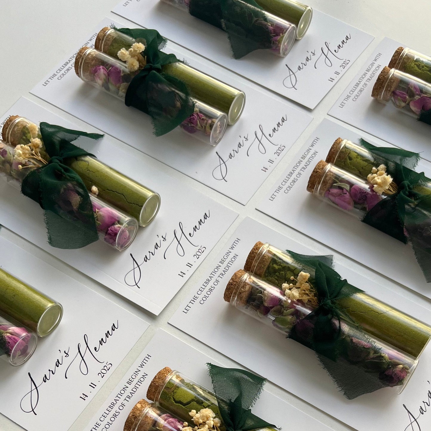 Duo flacon de henné & fleurs séchées, présenté sur une carte personnalisée