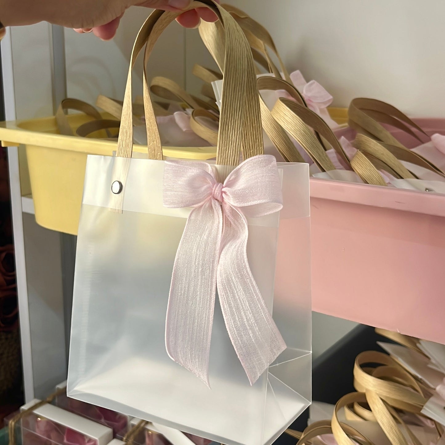 Sac-cadeau rigide effet givré avec anses naturelles et nœud blanc