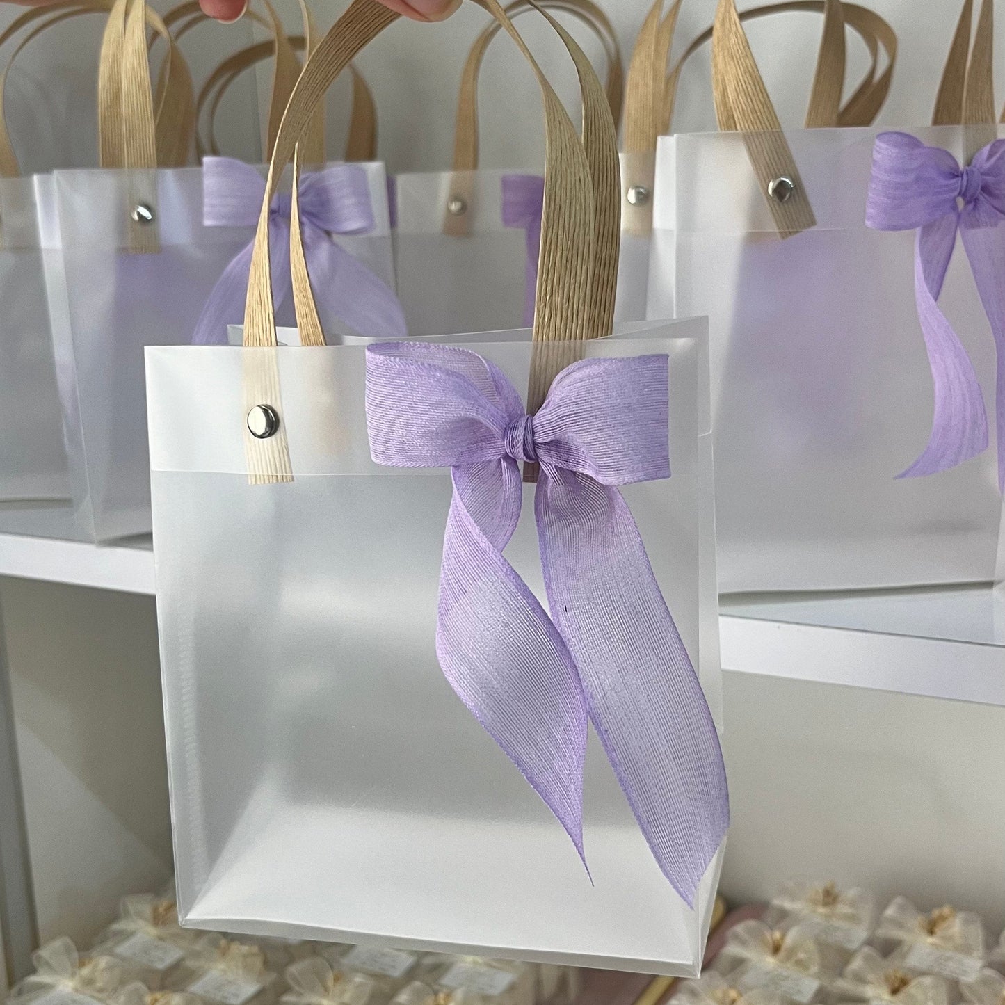 Sac-cadeau rigide effet givré avec anses naturelles et nœud blanc