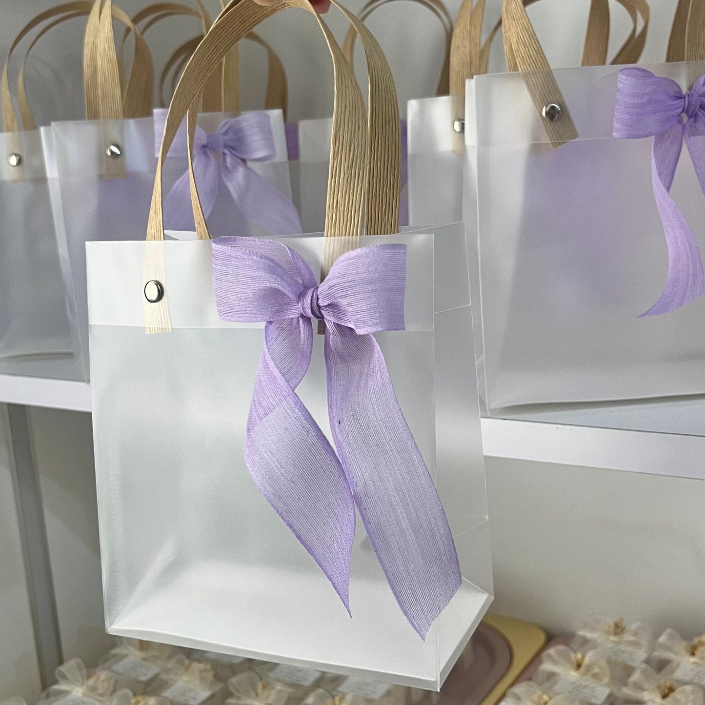 Sac-cadeau rigide effet givré avec anses naturelles et nœud blanc