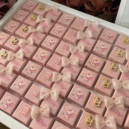 Un coffret de chocolats chic, personnalisé avec amour.