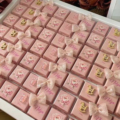 Un coffret de chocolats chic, personnalisé avec amour.