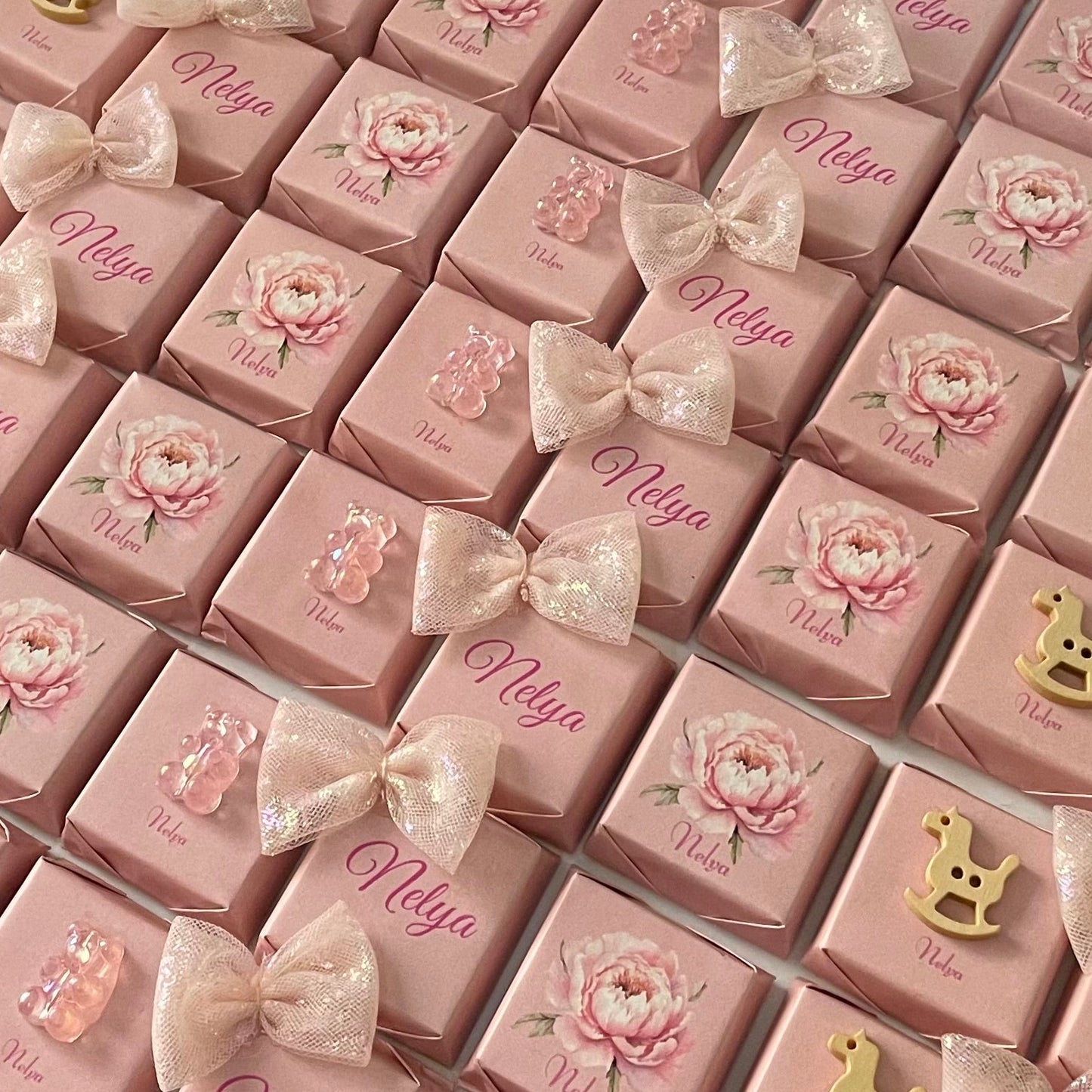 Un coffret de chocolats chic, personnalisé avec amour.