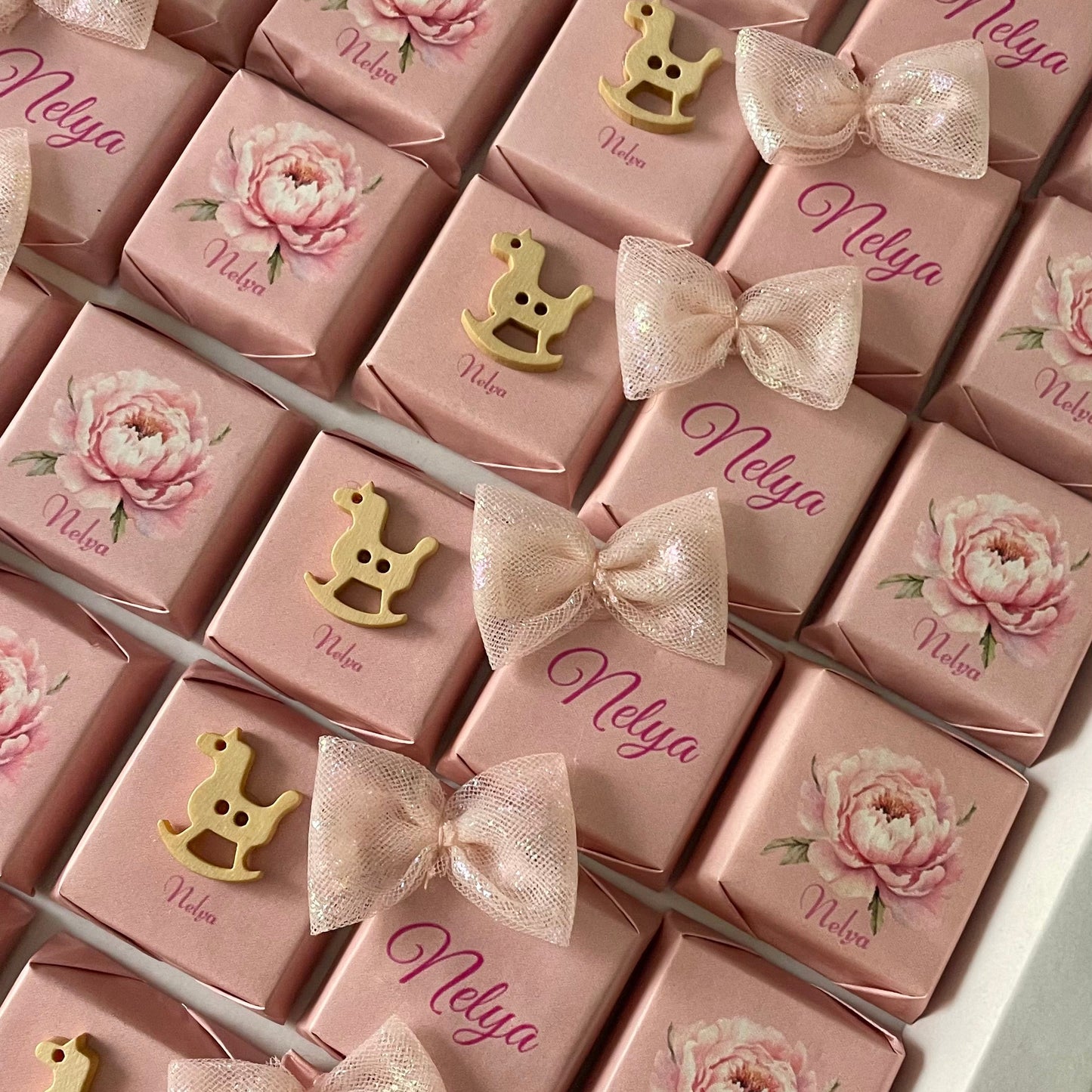 Un coffret de chocolats chic, personnalisé avec amour.
