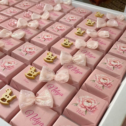 Un coffret de chocolats chic, personnalisé avec amour.