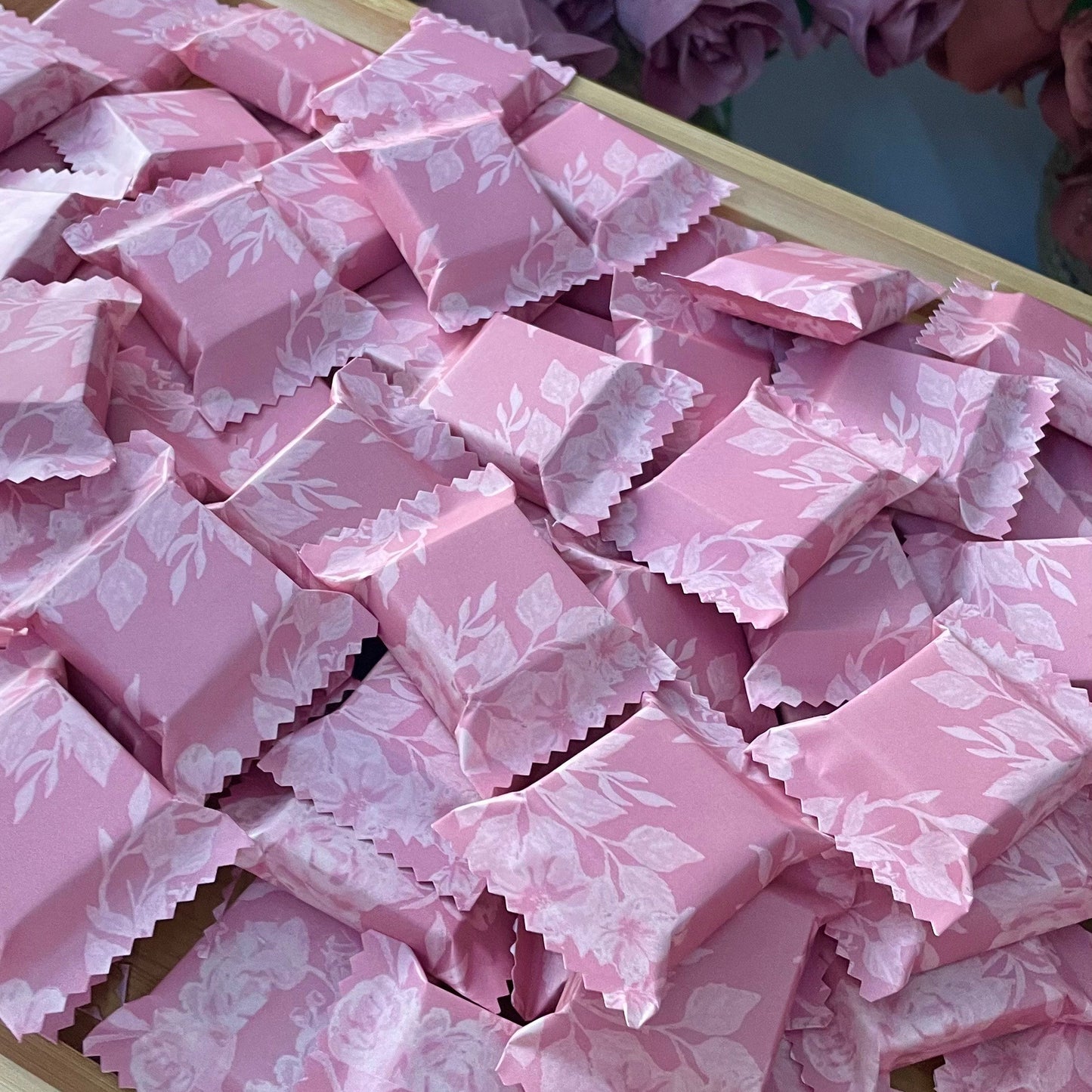 Délicats chocolats enveloppés dans un joli papier fleuri