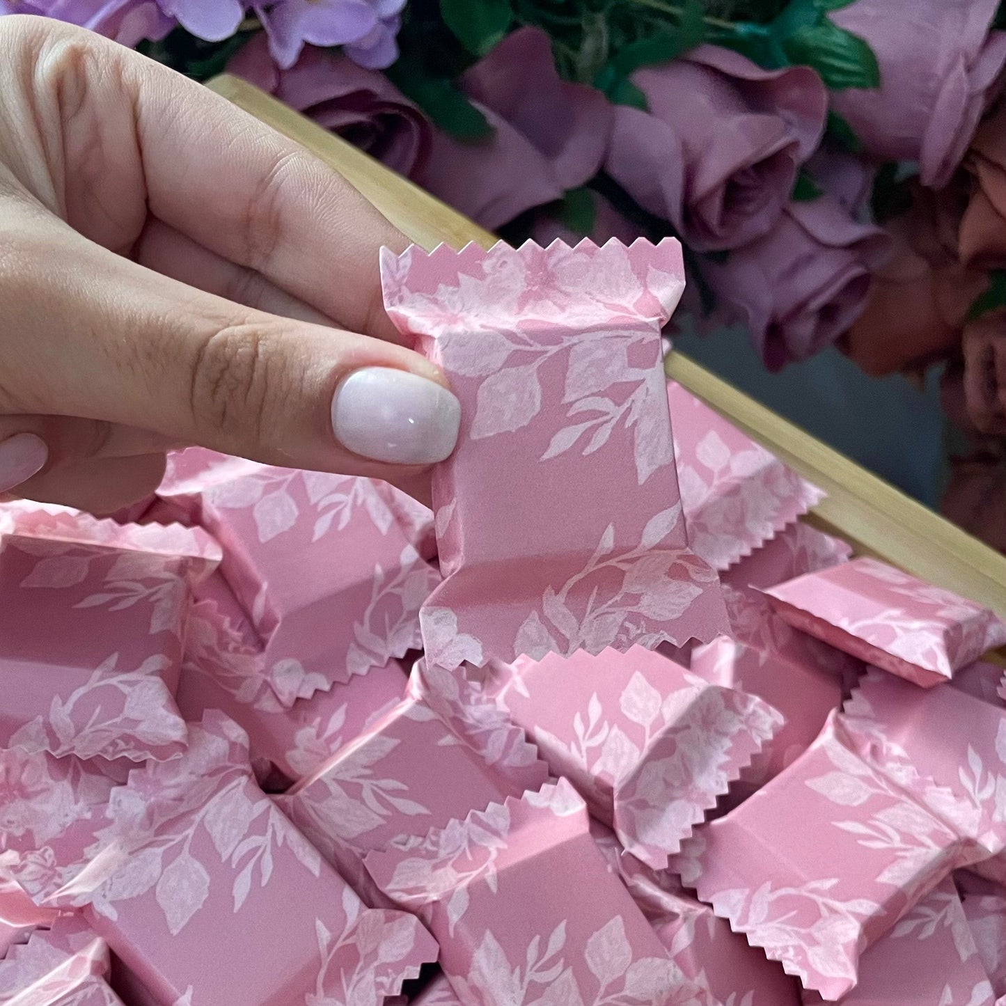 Délicats chocolats enveloppés dans un joli papier fleuri