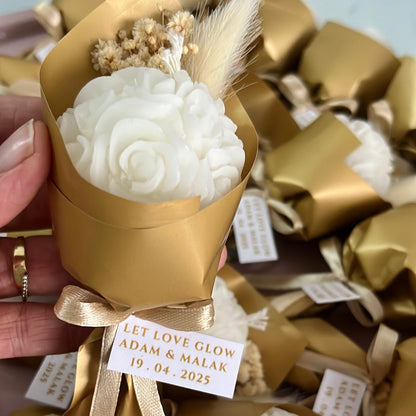 Élégant bouquet fleuri accompagné d’une bougie parfumée