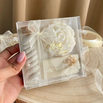 Coffret Cadeau , bougie forme rose avec des dragées et chocolat personnalisée