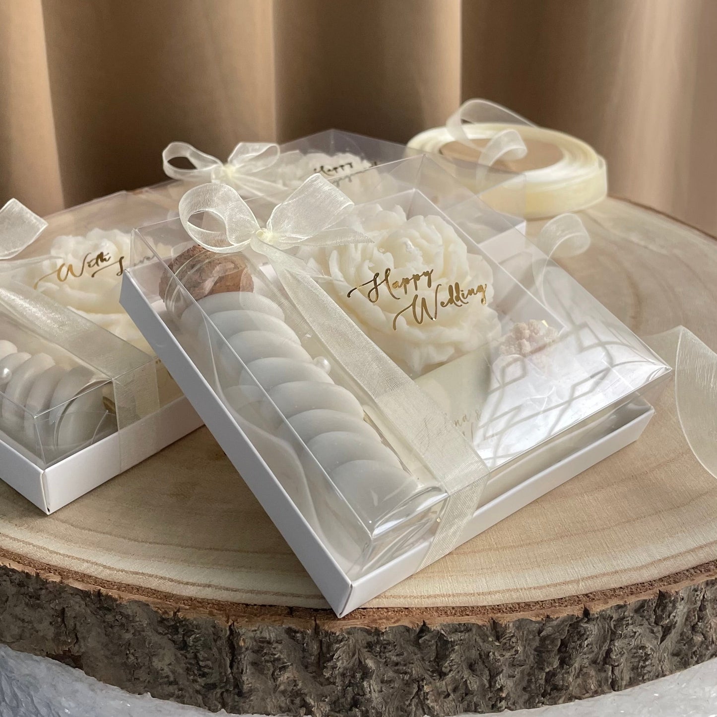 Coffret Cadeau , bougie forme rose avec des dragées et chocolat personnalisée