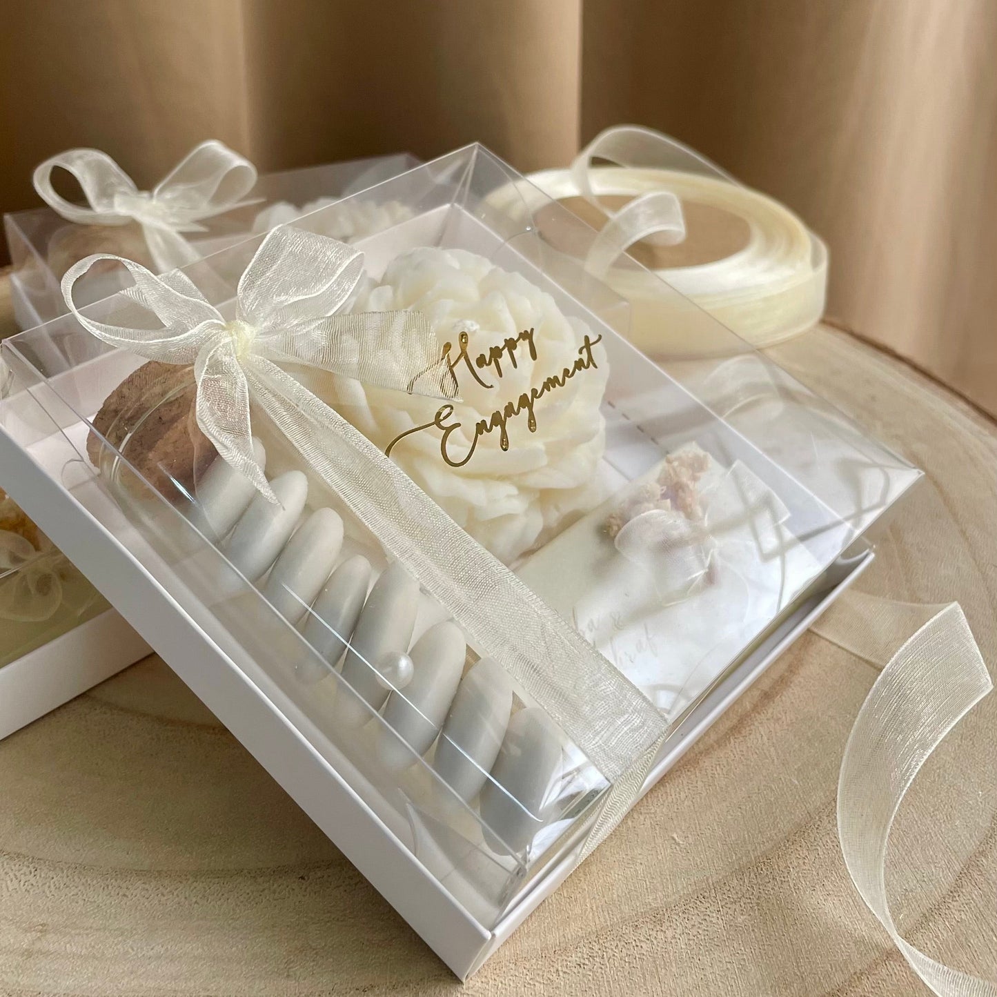 Coffret Cadeau , bougie forme rose avec des dragées et chocolat personnalisée