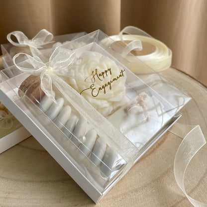 Coffret Cadeau , bougie forme rose avec des dragées et chocolat personnalisée