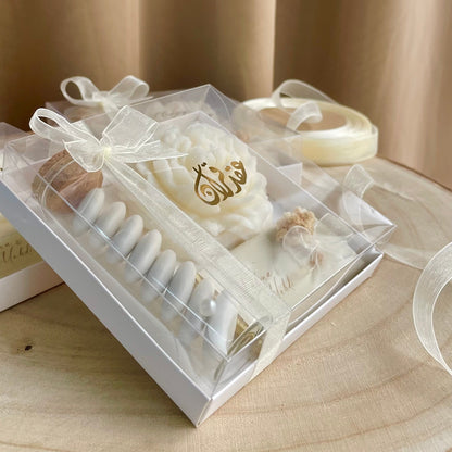 Coffret Cadeau , bougie forme rose avec des dragées et chocolat personnalisée