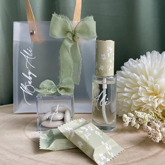 Coffret Cadeau Personnalisé Vert Sauge – Sac, Parfum, Dragées & Chocolat | Souvenir Invité Élégant
