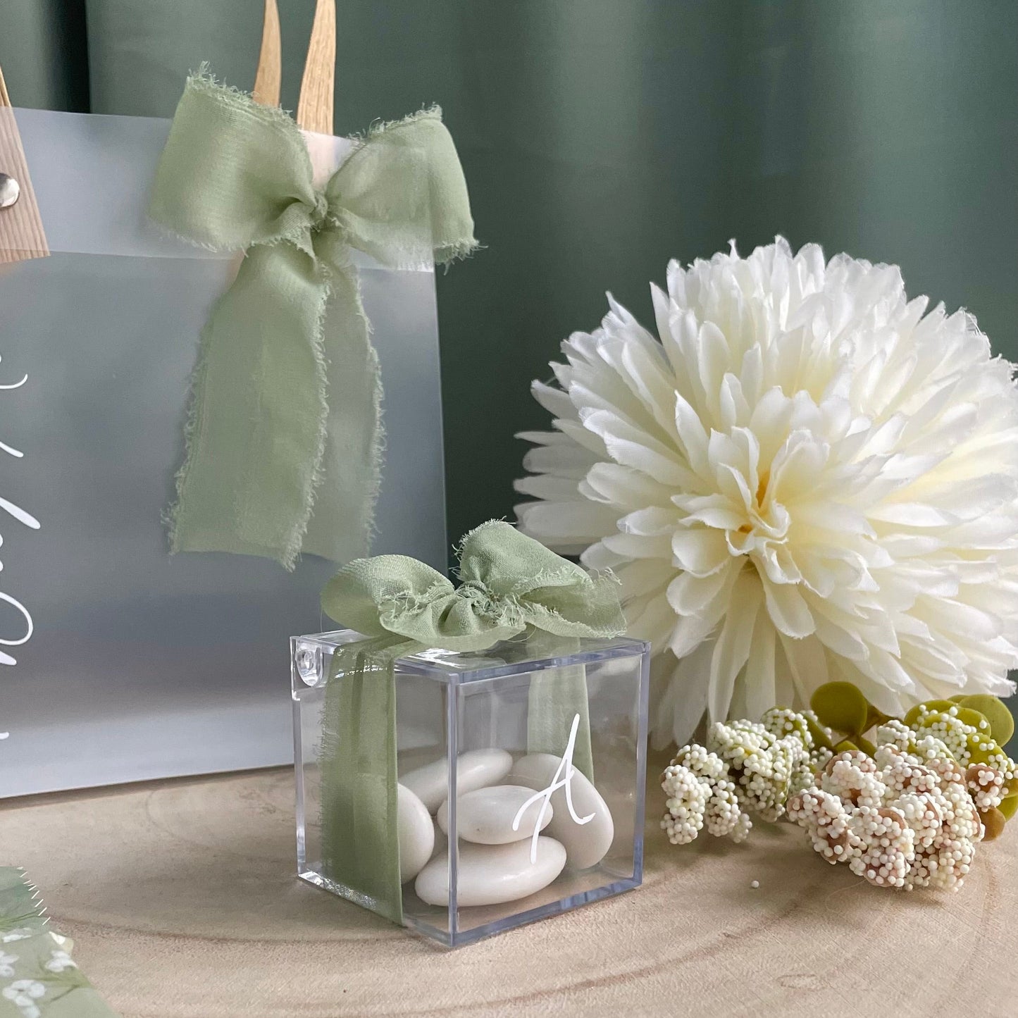 Boîte à Dragées Transparente Personnalisée – Ruban Vert Sauge Élégant | Cadeau Invité Chic & Raffiné