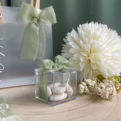 Coffret Cadeau Personnalisé Vert Sauge – Sac, Parfum, Dragées & Chocolat | Souvenir Invité Élégant