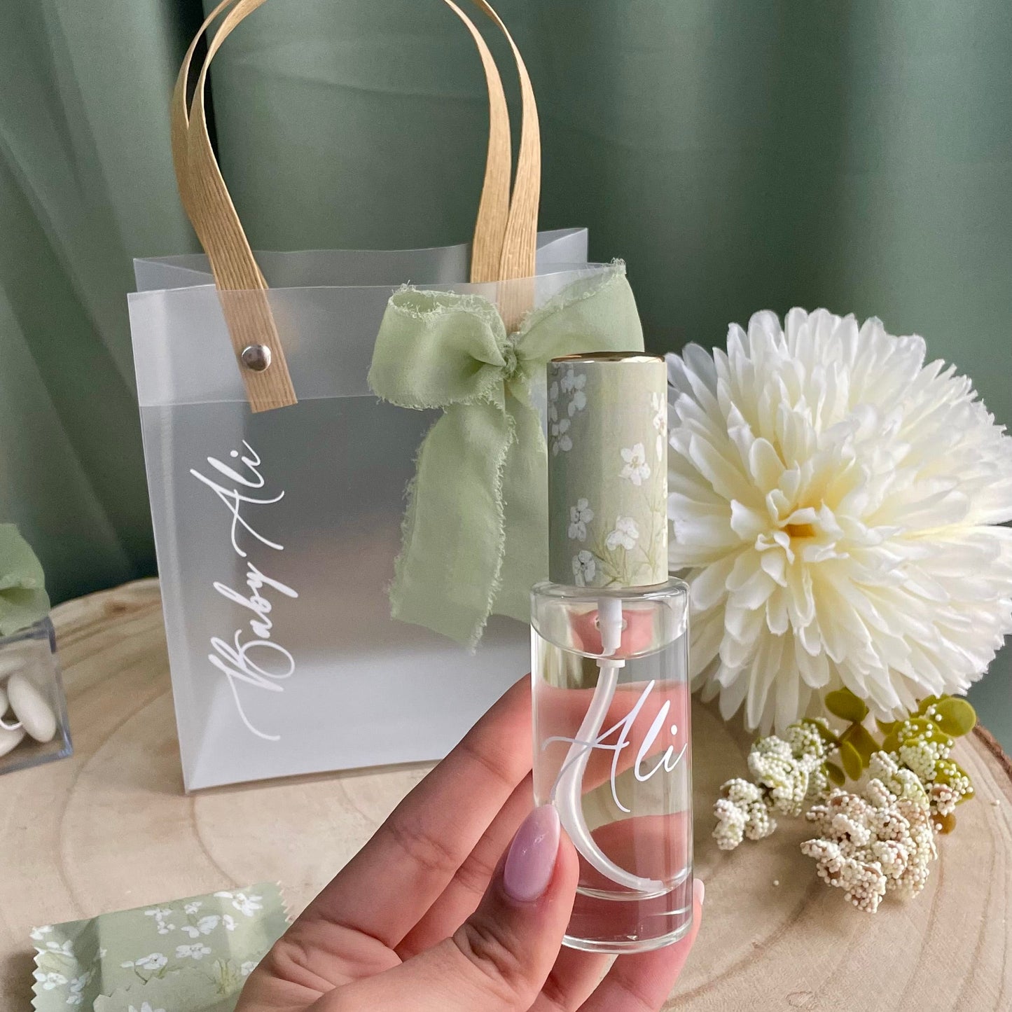 Coffret Cadeau Personnalisé Vert Sauge – Sac, Parfum, Dragées & Chocolat | Souvenir Invité Élégant