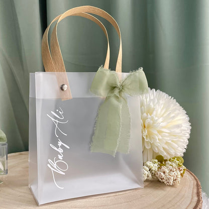 Coffret Cadeau Personnalisé Vert Sauge – Sac, Parfum, Dragées & Chocolat | Souvenir Invité Élégant