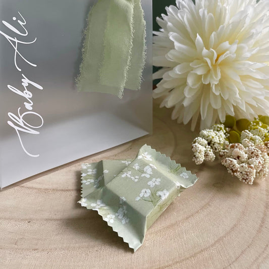 Délicats chocolats enveloppés dans un joli papier fleuri