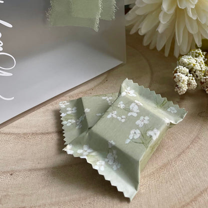 Délicats chocolats enveloppés dans un joli papier fleuri