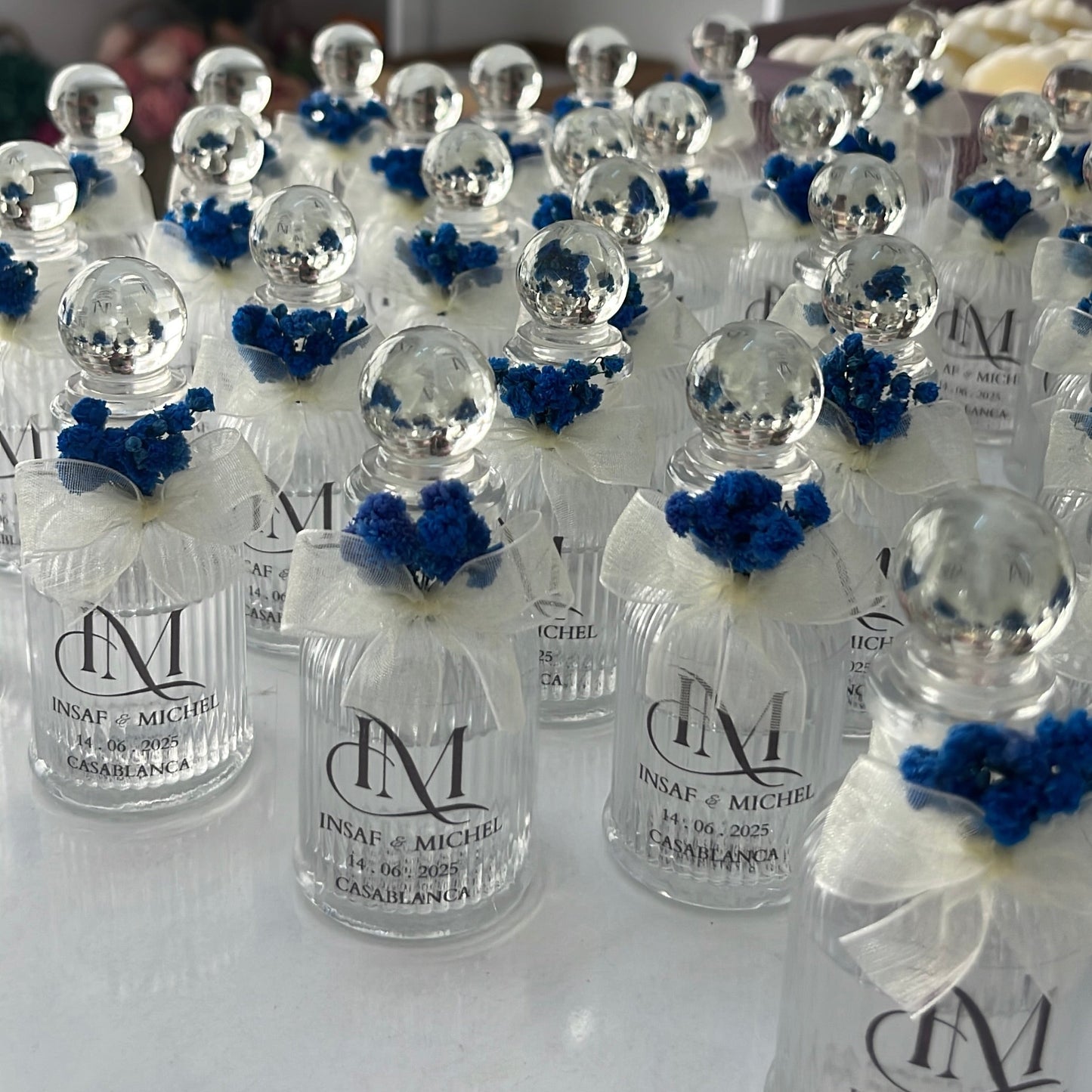 bouteilles de Cologne en verre conçues avec des fleurs naturelles séchées