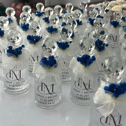 bouteilles de Cologne en verre conçues avec des fleurs naturelles séchées