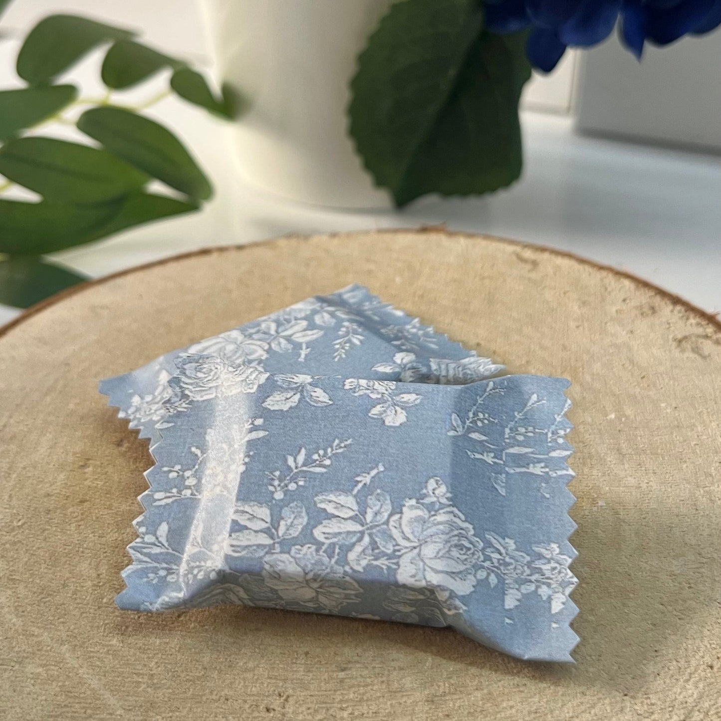 Délicats chocolats enveloppés dans un joli papier fleuri