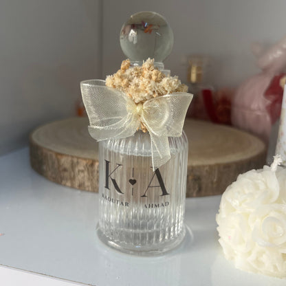 bouteilles de Cologne en verre conçues avec des fleurs naturelles séchées