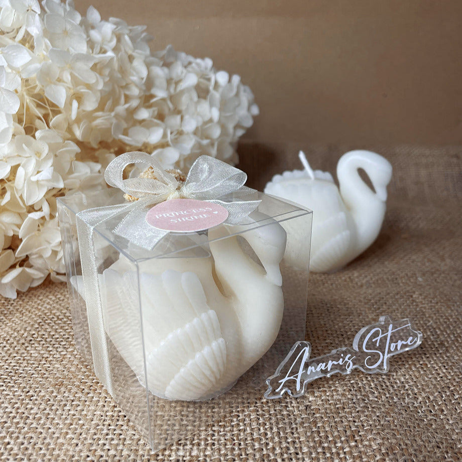 Bougie en Forme de Canard  présentée dans une  boîte transparente , une touche de luxe et de sophistication.