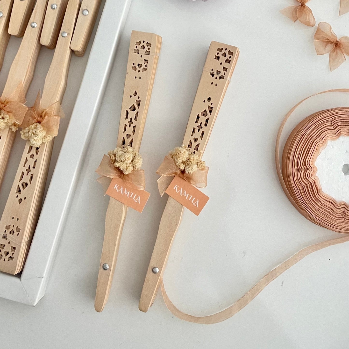 Éventail en bois décoré avec un design raffiné pour les occasions spéciales