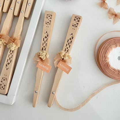 Éventail en bois décoré avec un design raffiné pour les occasions spéciales