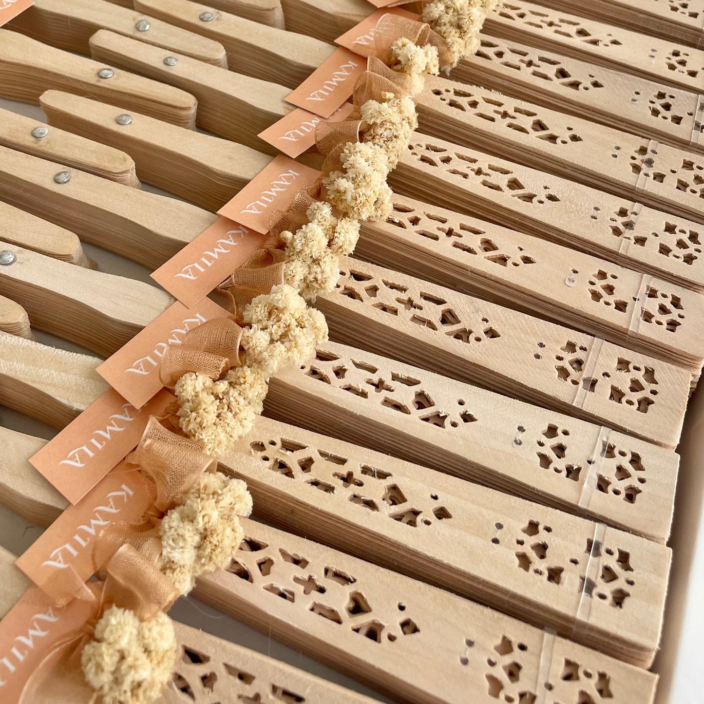 Éventail en bois décoré avec un design raffiné pour les occasions spéciales
