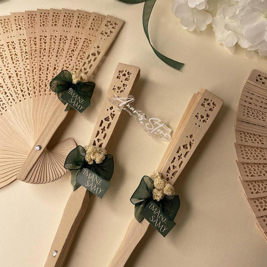 Éventail en bois décoré avec un design raffiné pour les occasions spéciales
